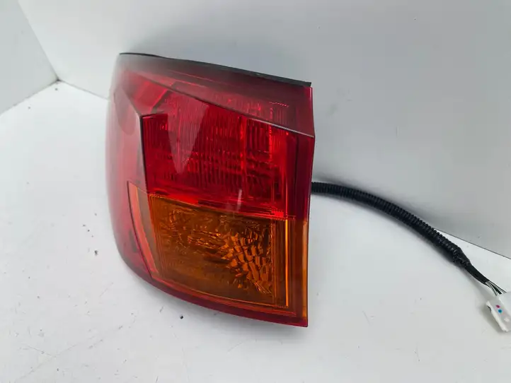 Lexus IS 220D-250-350 (2005 - 2010) Задний фонарь в кузове — фото 8
