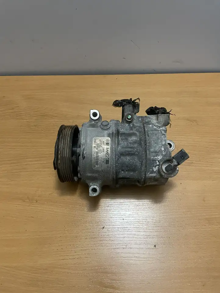 Volkswagen Tiguan (2007 - 2011) 5C0820803G Компрессор (насос) кондиционера воздуха — фото 1