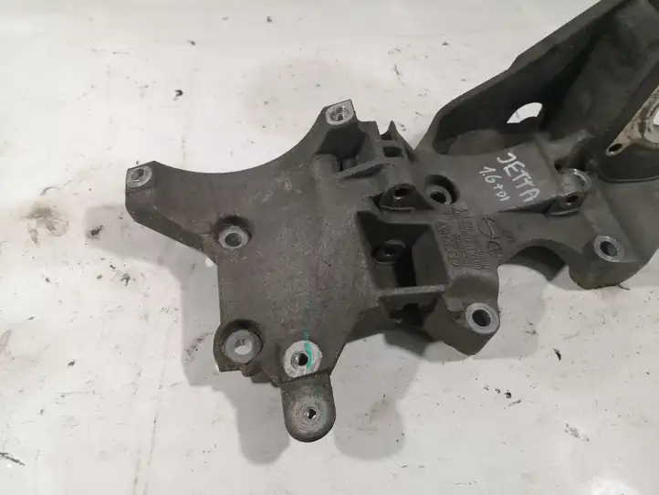 Volkswagen Jetta VI (2011 - 2018) 03L903143Q Кронштейн генератора — фото 6