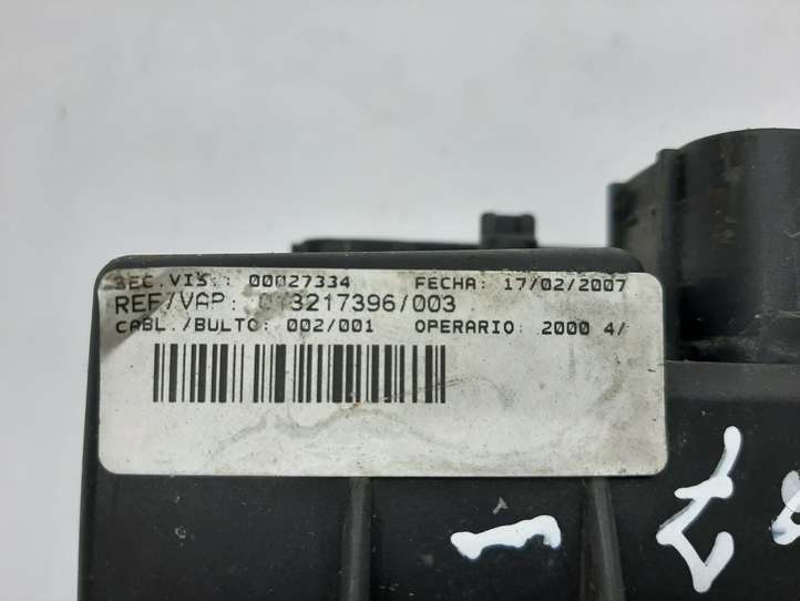 Opel Corsa D (2006 - 2010)  013217396 Блок монтирования реле