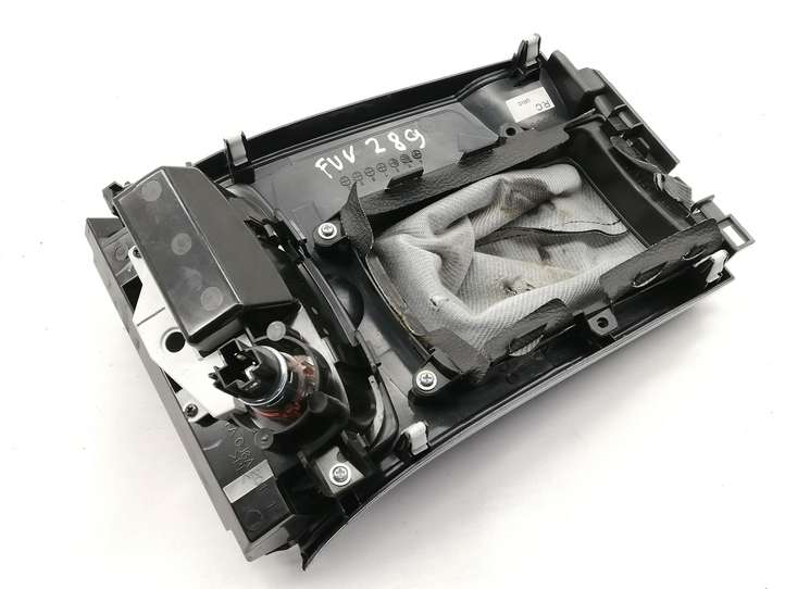 Mazda 6. (2005 - 2007)  GJ6A201 Отделка рычага переключения передач (кожа, головка)