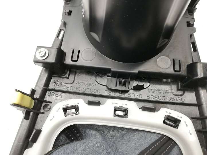 Toyota Avensis T270 (2009 - 2012)  5562505020 Отделка рычага переключения передач (кожа, головка)