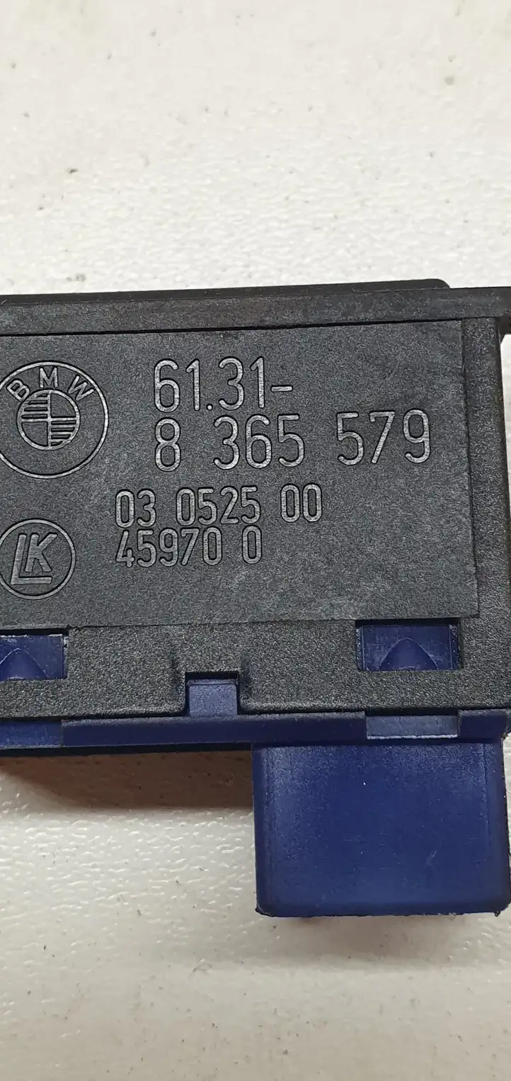 BMW 5 E39 (1996 - 2003) 61318365579 Кнопка закрытия багажника — фото 3