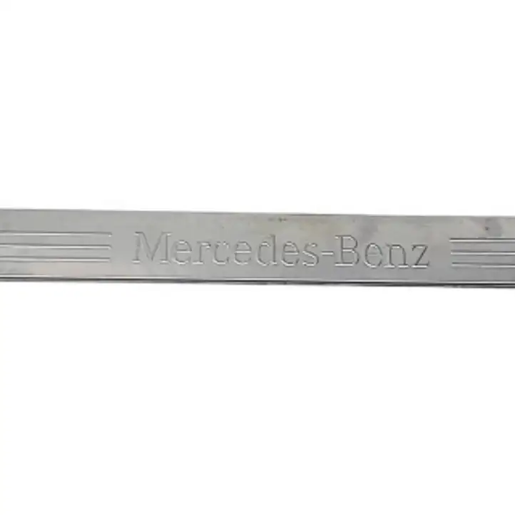 Mercedes-Benz C W204 (2007 - 2014) A2046800135 Внутренняя отделка переднего порога — фото 1