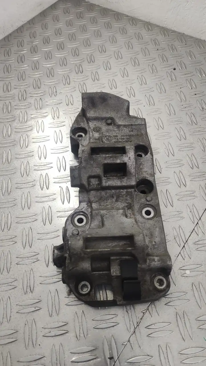 BMW 5 F10 F11 (2009 - 2016) 8506863 Кронштейн генератора — фото 1
