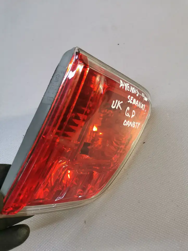 Toyota Avensis T270 (2009 - 2012) Задний фонарь в крышке багажника — фото 5