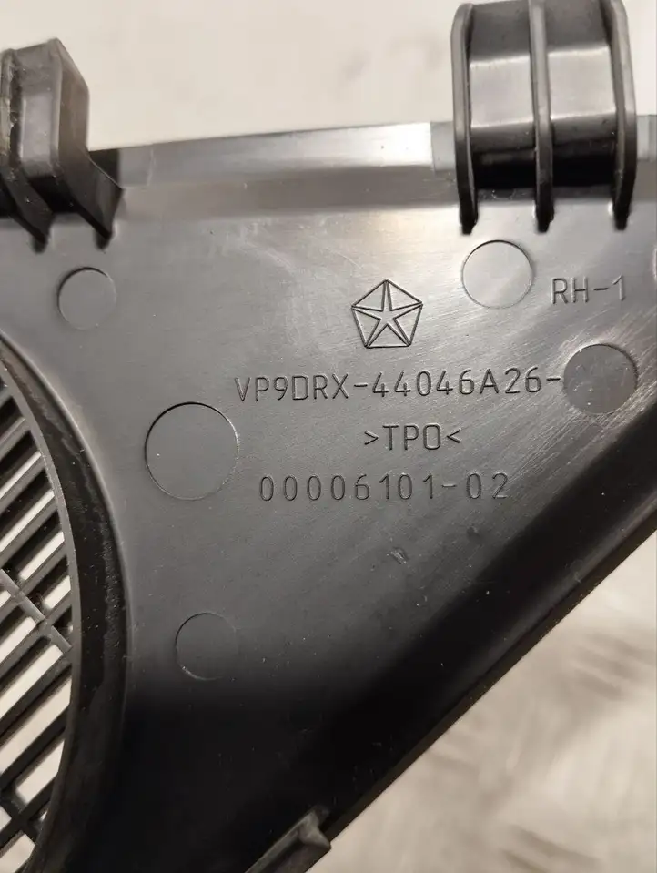 Dodge Ram (2008 - ) VP9DRX44046A26 Накладка центрального динамика — фото 3