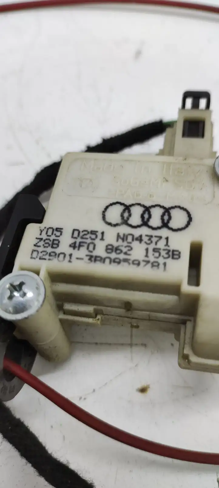 Audi A6 S6 C6 4F (2004 - 2008) 4F0862153B Замок крышки топливного бака — фото 2