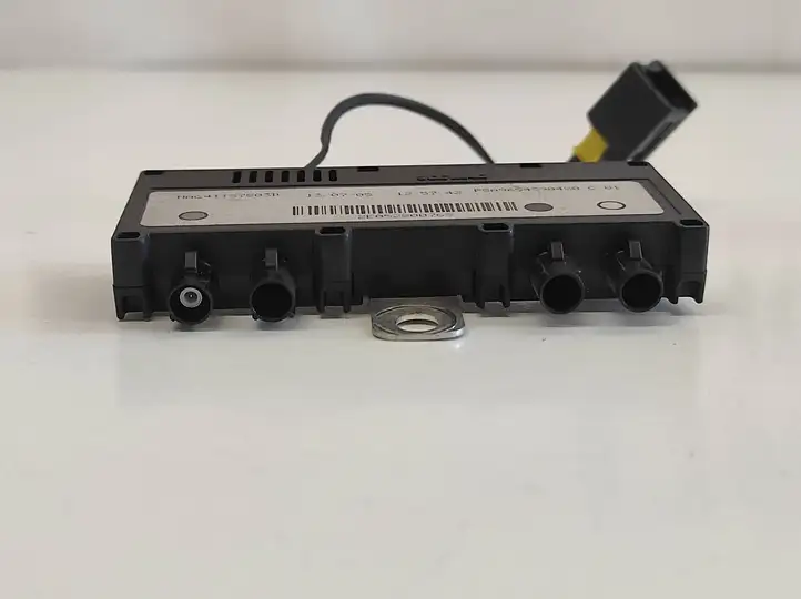 Peugeot 407 (2004 - 2011) MAG41157803D Усилитель антенны — фото 2