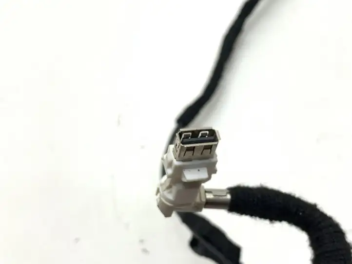 BMW 5 G30 G31 (2016 - )  6820318 Разъем USB