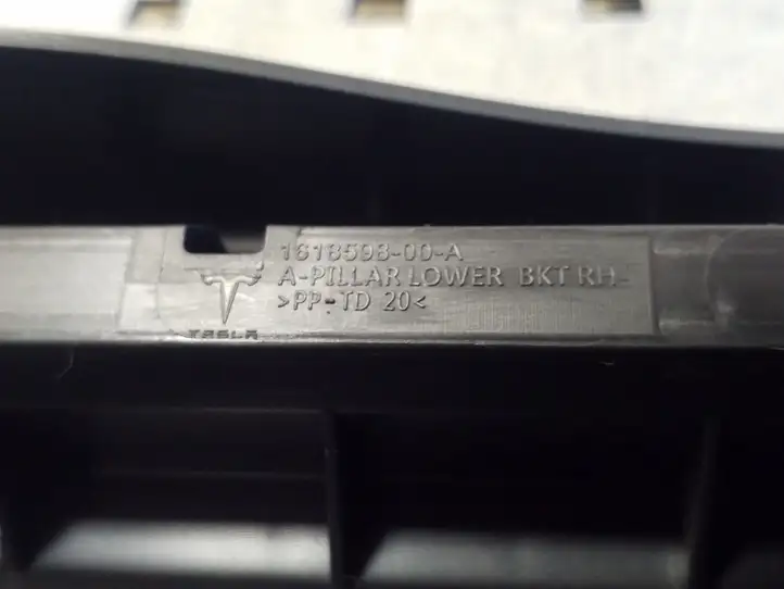 Tesla Model 3 (2017 - 2023) 161859800A Прочие детали салона — фото 2