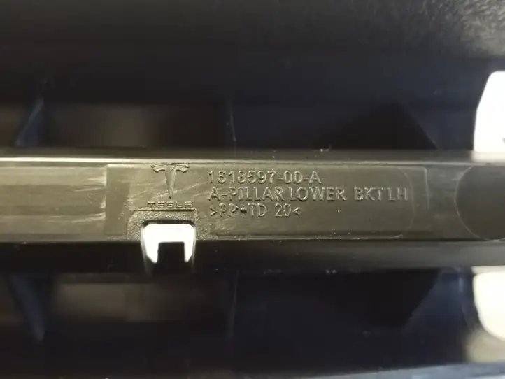 Tesla Model 3 (2017 - 2023) 161859700A Прочие детали салона — фото 4