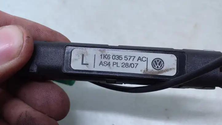 Volkswagen Golf V (2003 - 2009) 1K6035577AC Усилитель антенны — фото 3