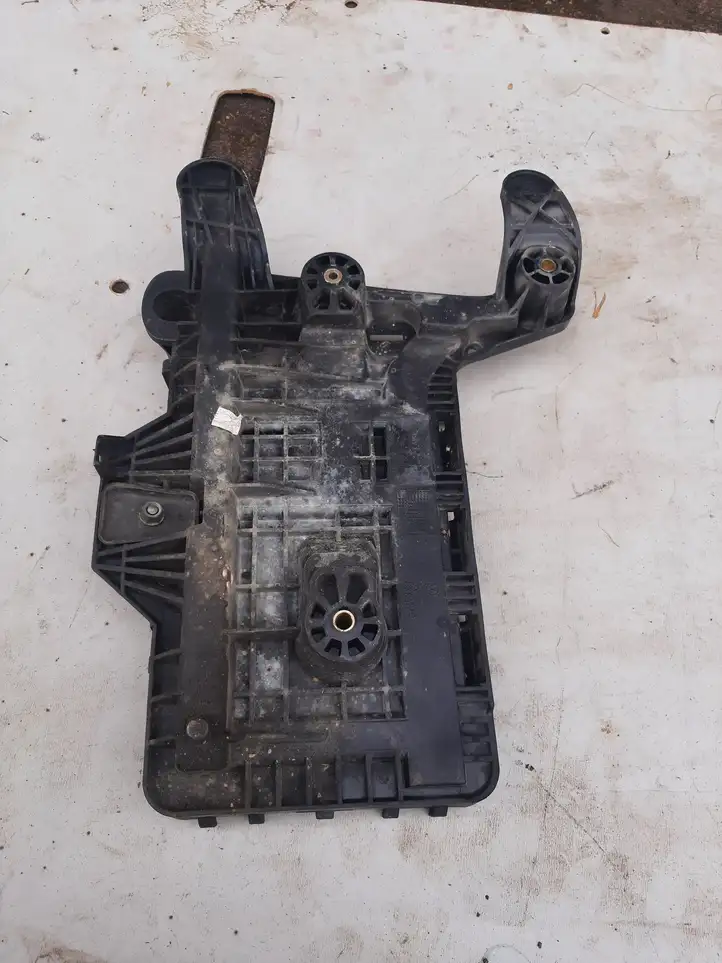 Volkswagen PASSAT B6 (2005 - 2010) 1K0915333C Держатель аккумулятора — фото 2