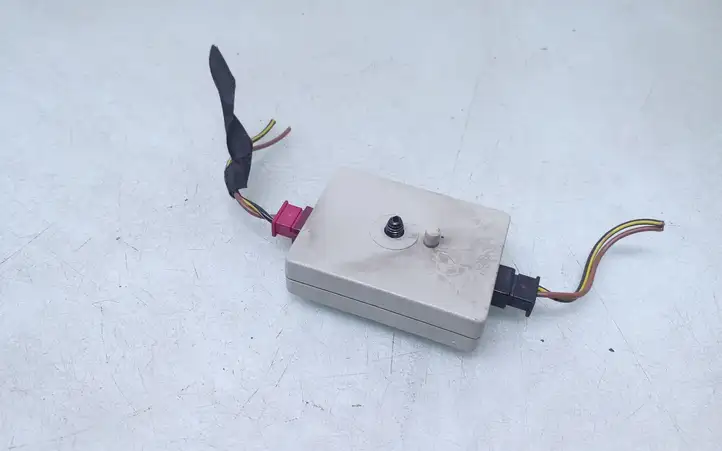 BMW 3 E90 E91 (2005 - 2012)  9110621 Усилитель антенны