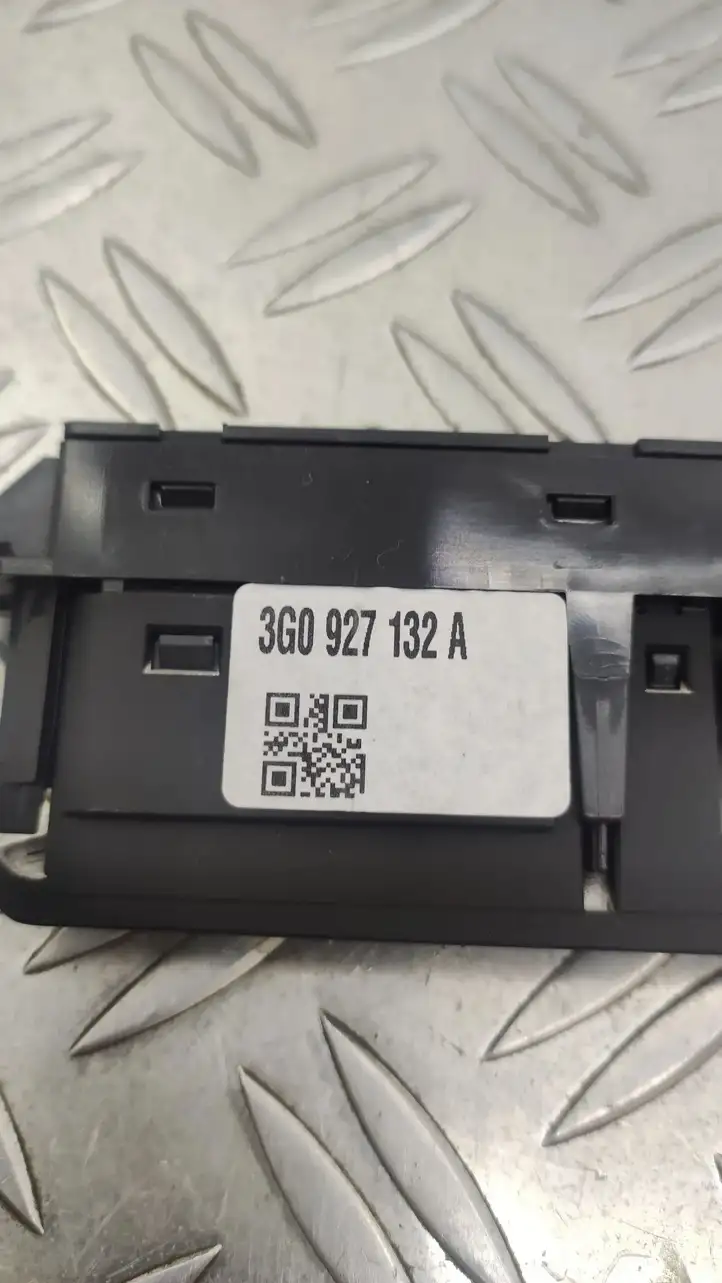 Volkswagen PASSAT B8 (2015 - ) 3G2853769A Включатель аварийных фонарей — фото 2