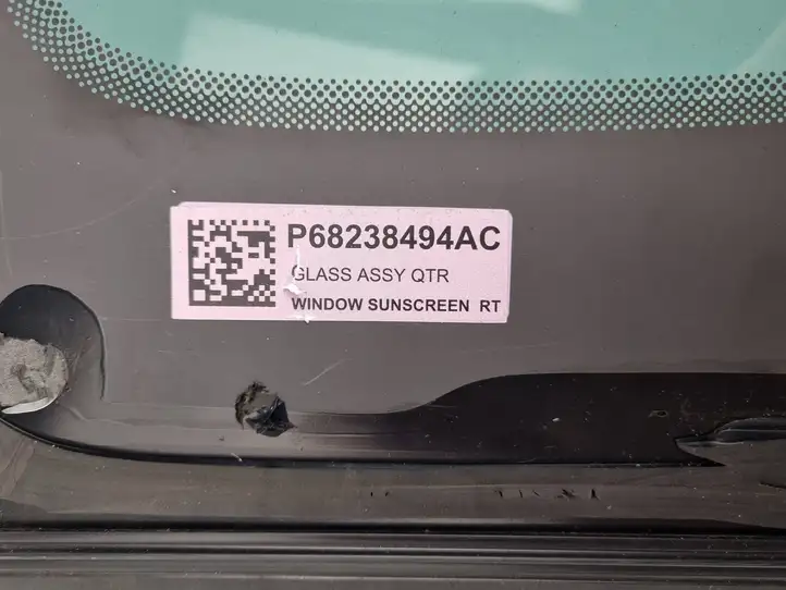 Chrysler Pacifica (2016 - ) P68238494AC Заднее боковое стекло — фото 4