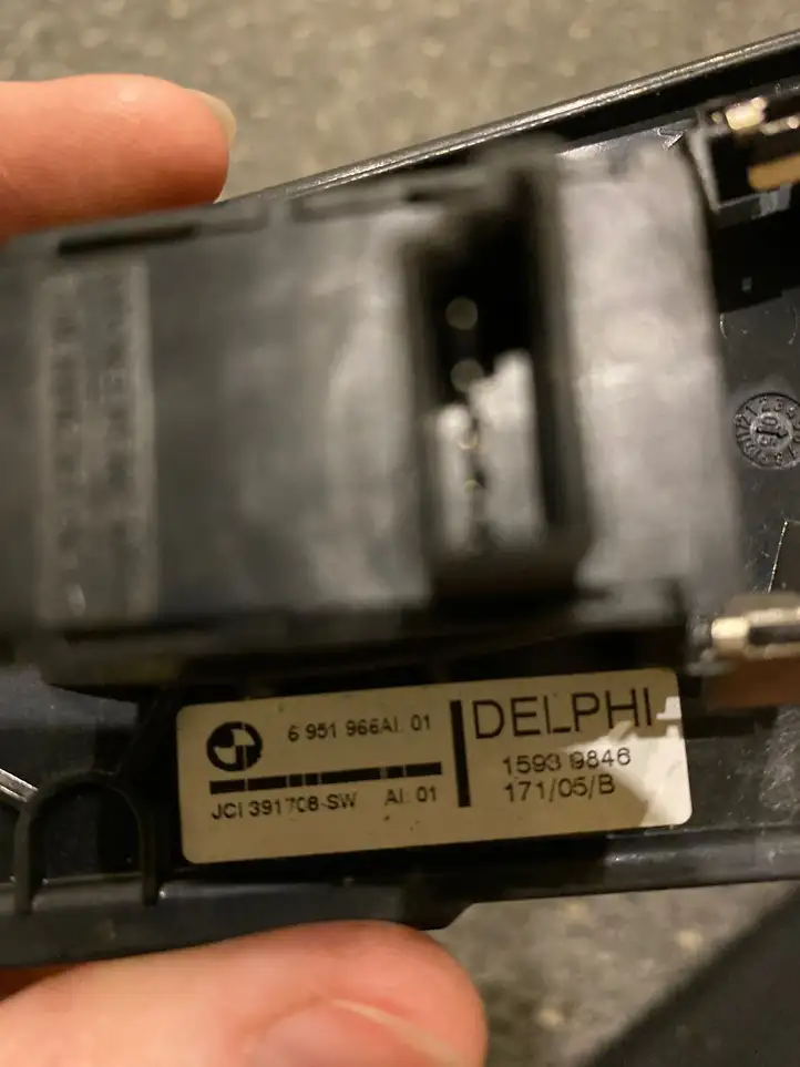 BMW 5 E60 E61 (2004 - 2010) 6951966 Кнопка стеклоподъемников — фото 2