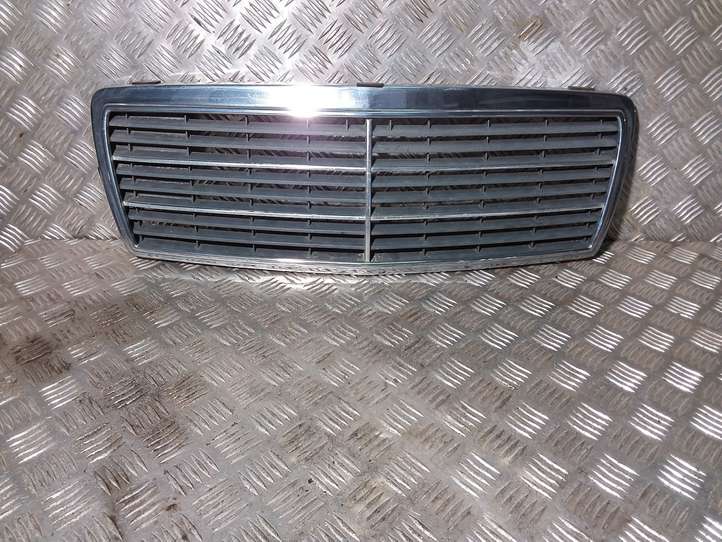 Mercedes-Benz C W202 (1993 - 2000)  2028880323 Передняя решётка
