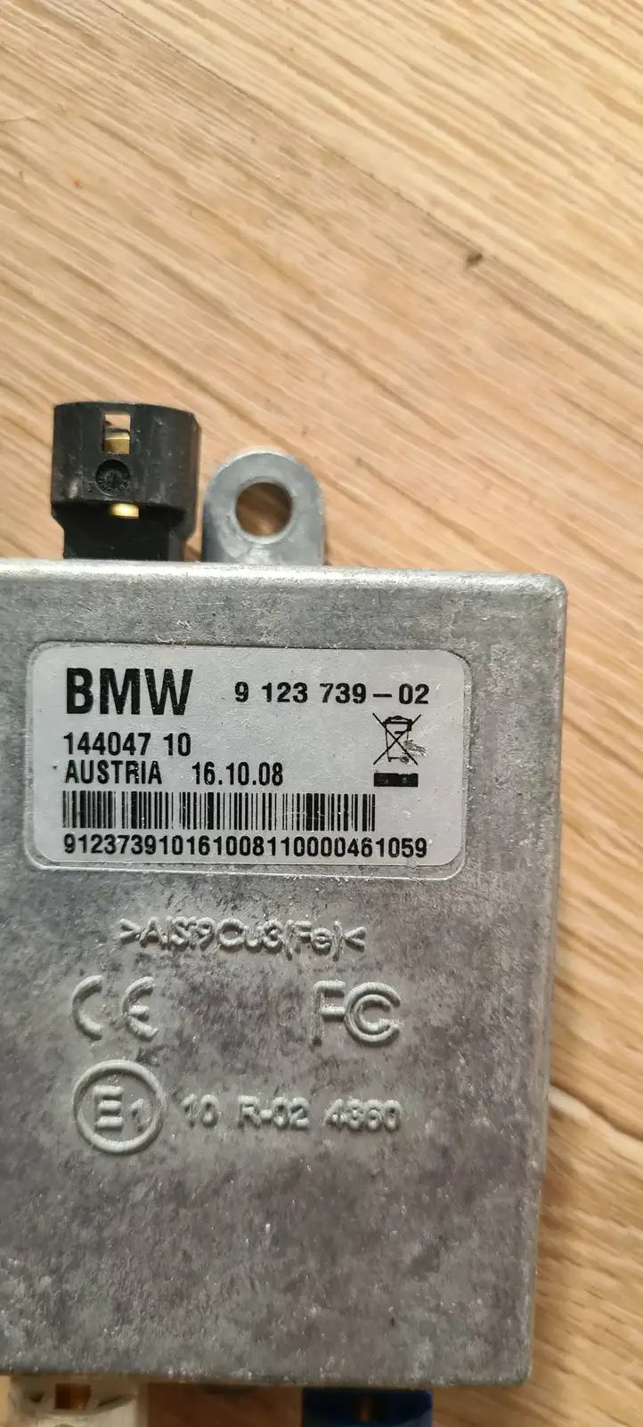 BMW 5 E60 E61 (2004 - 2010) 9123739 Усилитель антенны — фото 2