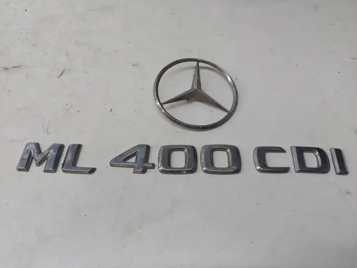 Mercedes-Benz ML W163 (1997 - 2005) Эмблема производителя — фото 1