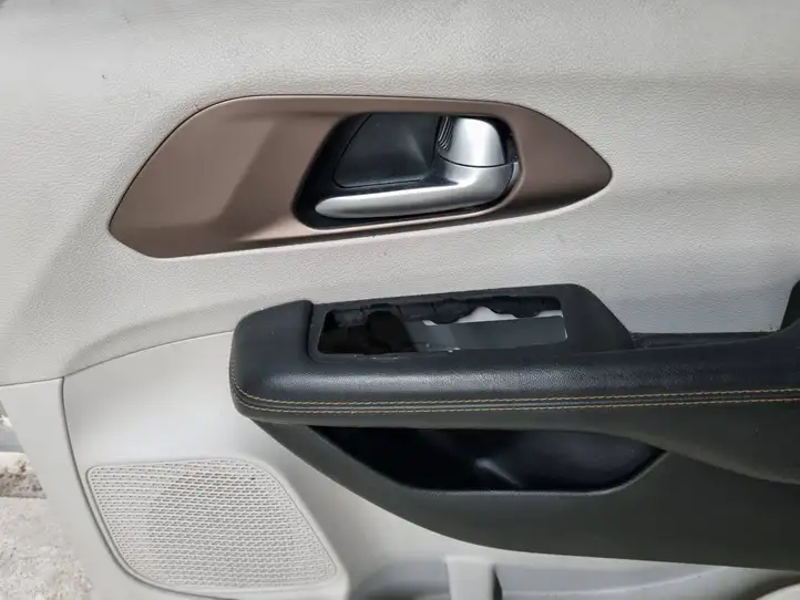 Chrysler Pacifica (2016 - ) P5RP602D2AC Обшивка передней двери — фото 3