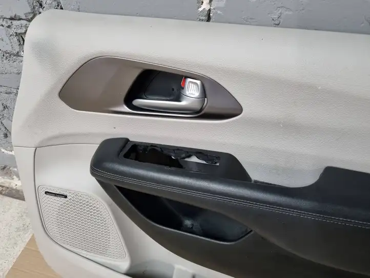 Chrysler Pacifica (2016 - ) 5SC804D2AG Обшивка передней двери — фото 4
