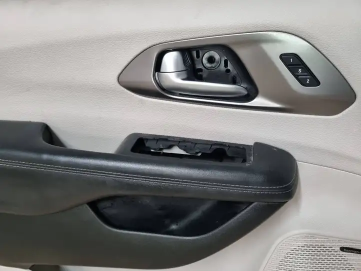 Chrysler Pacifica (2016 - ) P5SC754D2AG Обшивка передней двери — фото 4