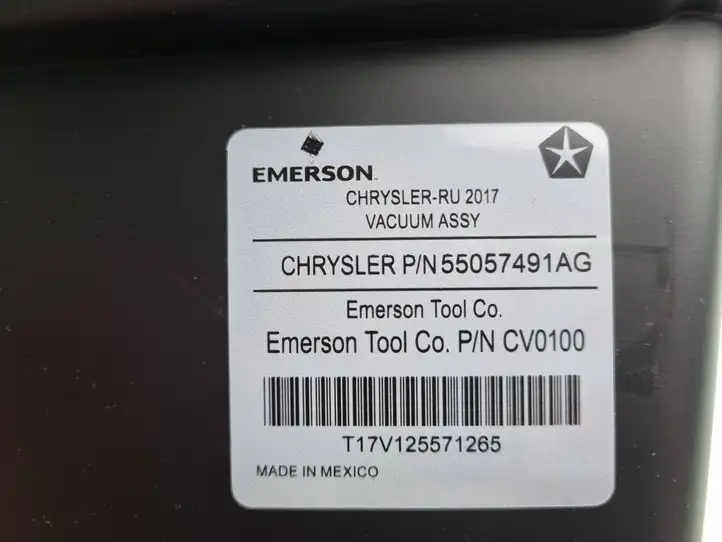 Chrysler Pacifica (2016 - ) P55057491AG Прочие детали салона — фото 8