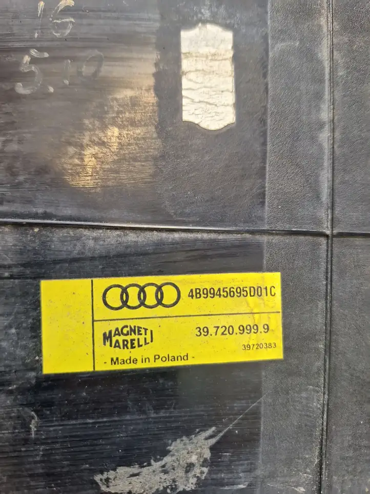 Audi A6 S6 C5 4B (2001 - 2004) 4B9945695D01C Центральный задний фонарь (бленда) — фото 3