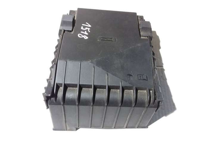 Audi A3/S3 8P (2008 - 2013)  1K0937132F Крышка ящика предохранителей