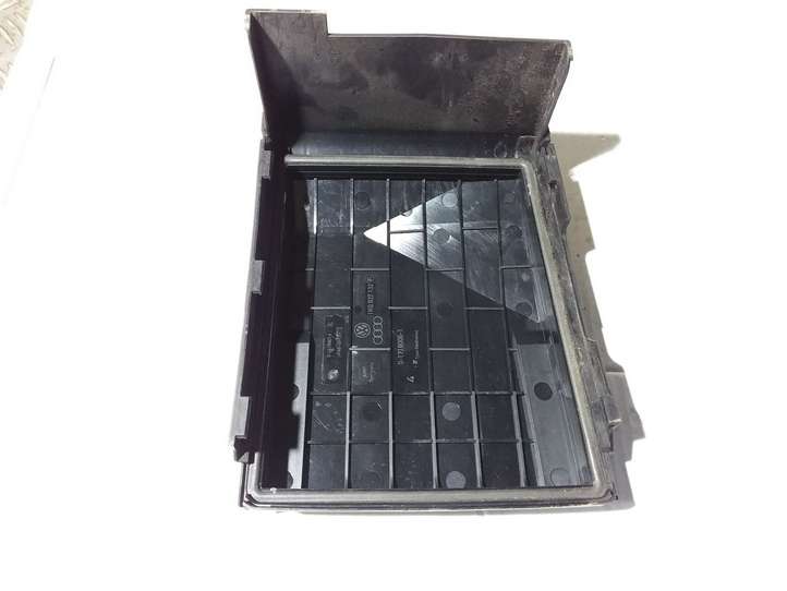 Audi A3/S3 8P (2008 - 2013)  1K0937132F Крышка ящика предохранителей