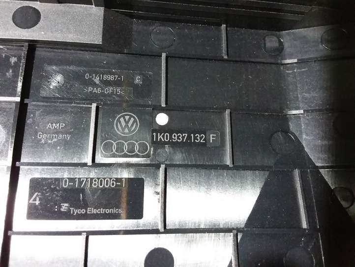 Audi A3/S3 8P (2008 - 2013)  1K0937132F Крышка ящика предохранителей