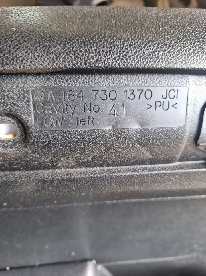 Mercedes-Benz ML W164 (2005 - 2011) A1647301370 Обшивка задней двери — фото 3