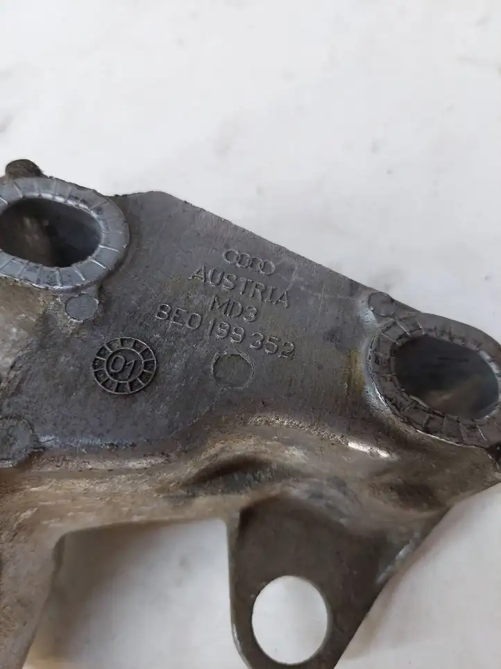 Volkswagen PASSAT B5.5 (2001 - 2005) 8E0199352 Кронштейн двигателя — фото 3