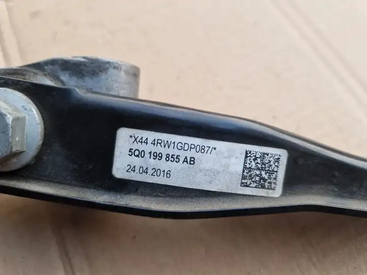 Volkswagen Amarok (2010 - ) Передний ремень безопасности — фото 2