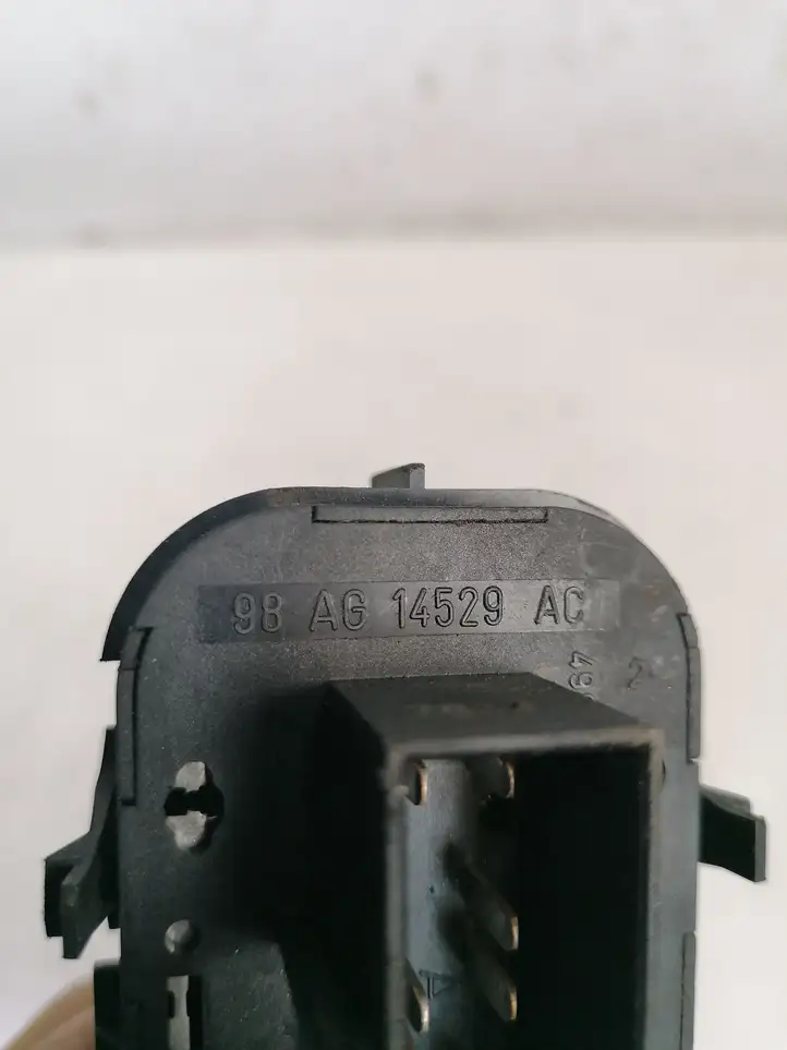 Ford Focus (1998 - 2004) 98AG14529AC Кнопка стеклоподъемников — фото 3