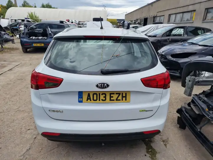 Kia Ceed (2012 - 2015) Крышка багажника — фото 1
