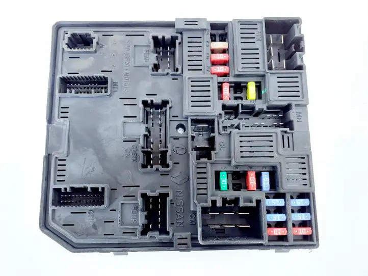 Nissan Qashqai (2013 - 2017) 284B74BA0A Блок монтирования реле — фото 1