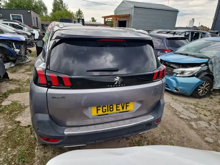 Peugeot 5008 II (2017 - 2020) Крышка багажника — фото 1