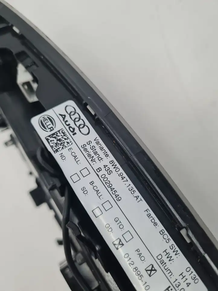 Audi A4 S4 B9 (2015 - 2019) 8W0947135AT Передняя подсветка — фото 2
