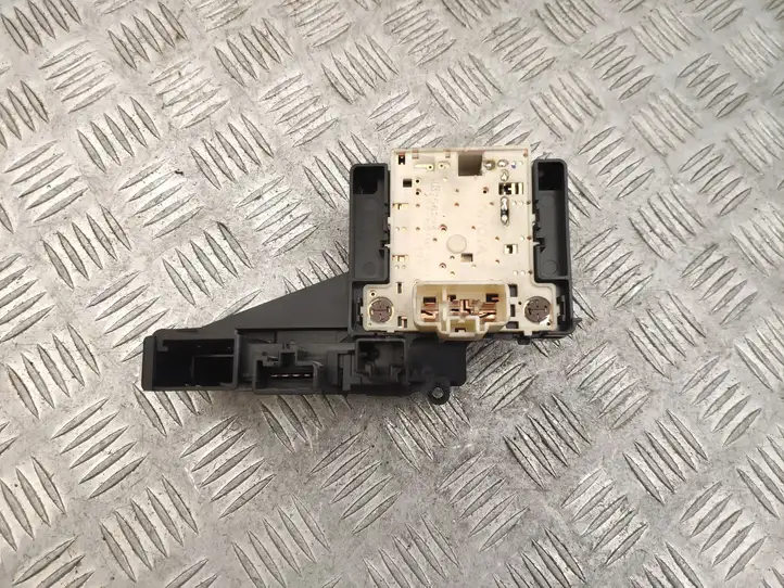 Toyota Yaris (2003 - 2005) 758294 Кнопка фаркопа в багажнике — фото 3