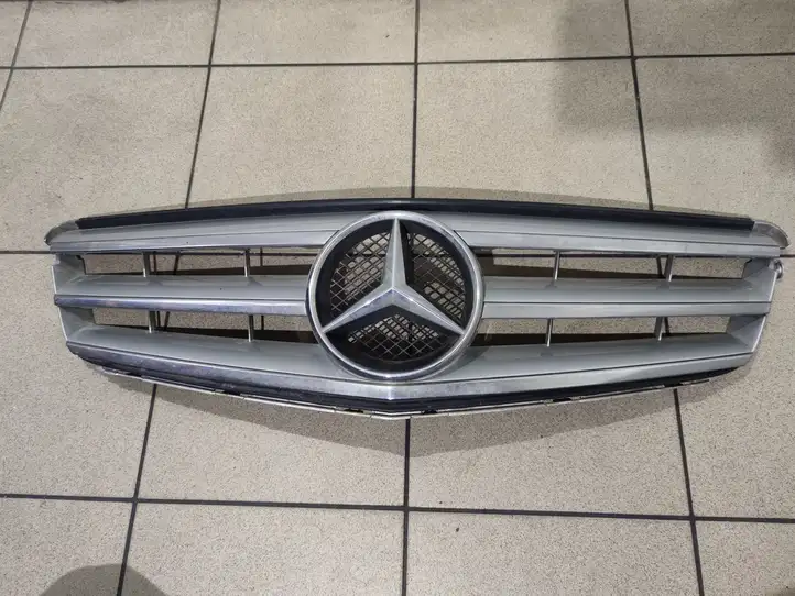 Mercedes-Benz C W204 (2007 - 2014) A2078880260 Верхняя решетка радиатора — фото 1