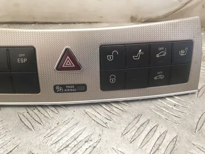 Mercedes-Benz CLK A209,C209 (2002 - 2009) A2096890031 Блок кнопок на панели — фото 3