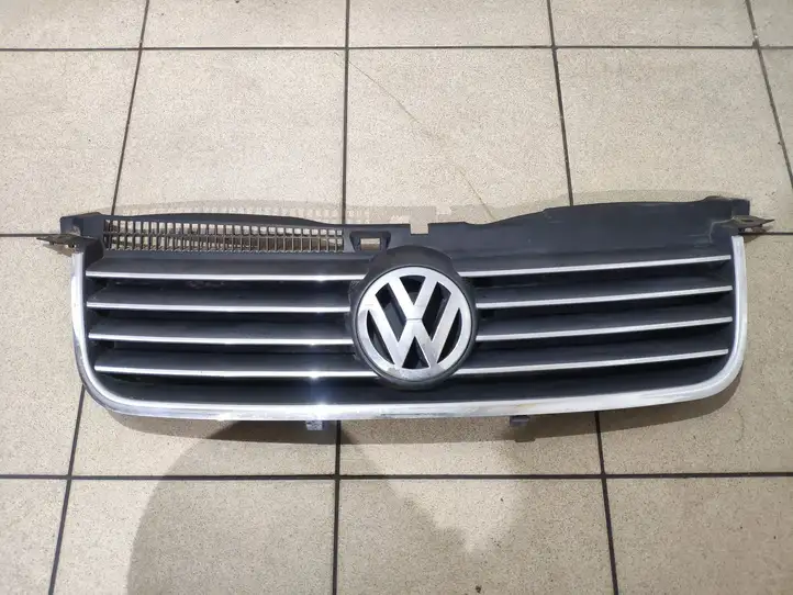 Volkswagen PASSAT B5.5 (2001 - 2005) 3B0853651K Верхняя решетка радиатора — фото 1