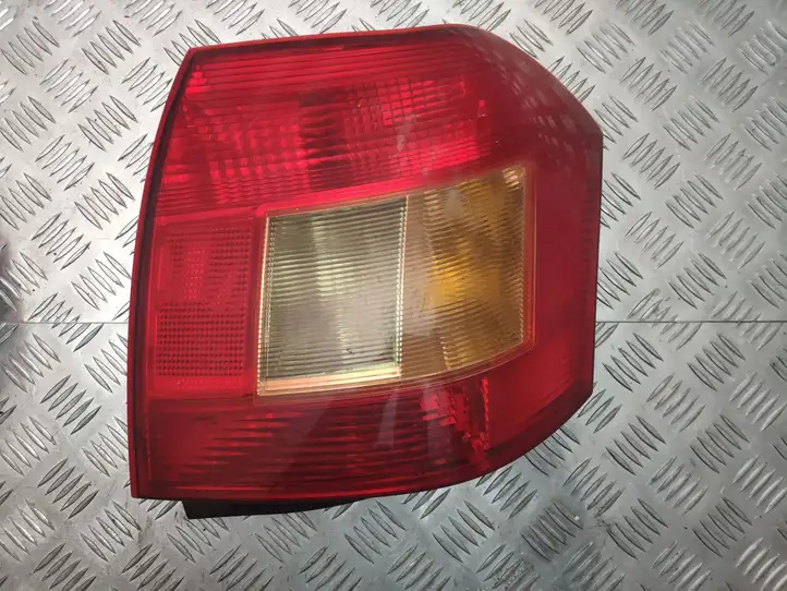 Toyota Corolla E120 E130 (2000 - 2004) 0251 Задний фонарь в кузове — фото 1