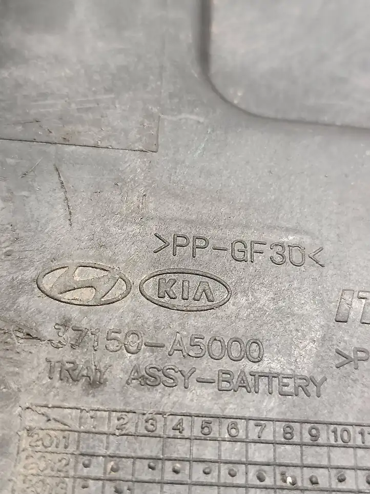 Kia Ceed (2012 - 2015) 37150A5000 Площадка аккумулятора — фото 4