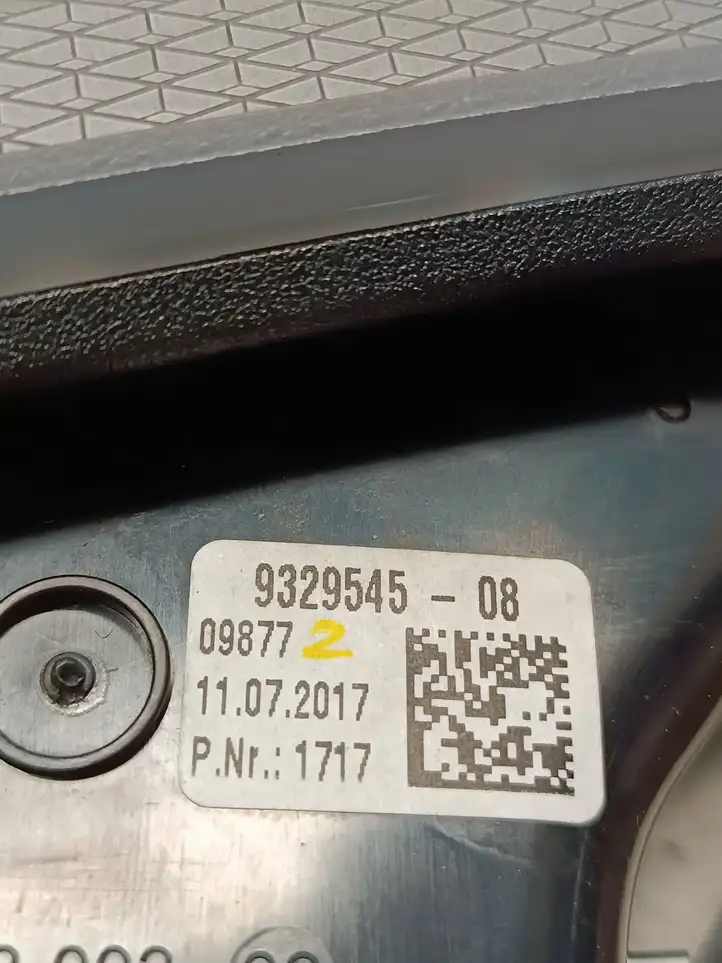 BMW 5 G30 G31 (2016 - ) 932954508 Боковой воздушный дефлектор — фото 4