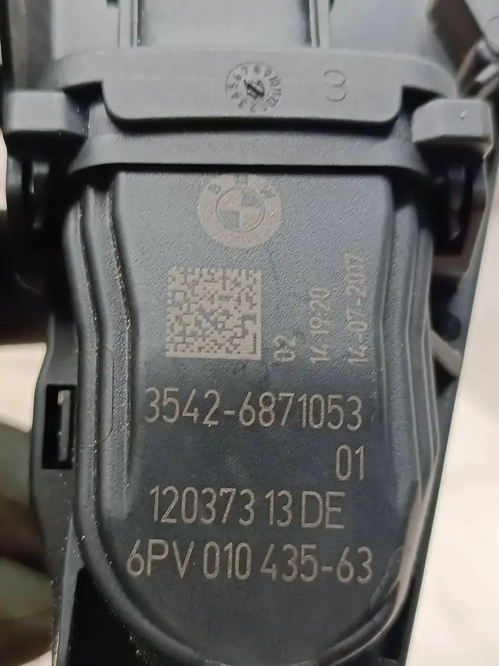 BMW 5 G30 G31 (2016 - ) 12037313DE Педаль акселератора — фото 4