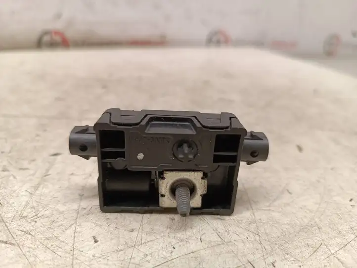 BMW 5 G30 G31 (2016 - ) 92870811 Усилитель антенны — фото 2